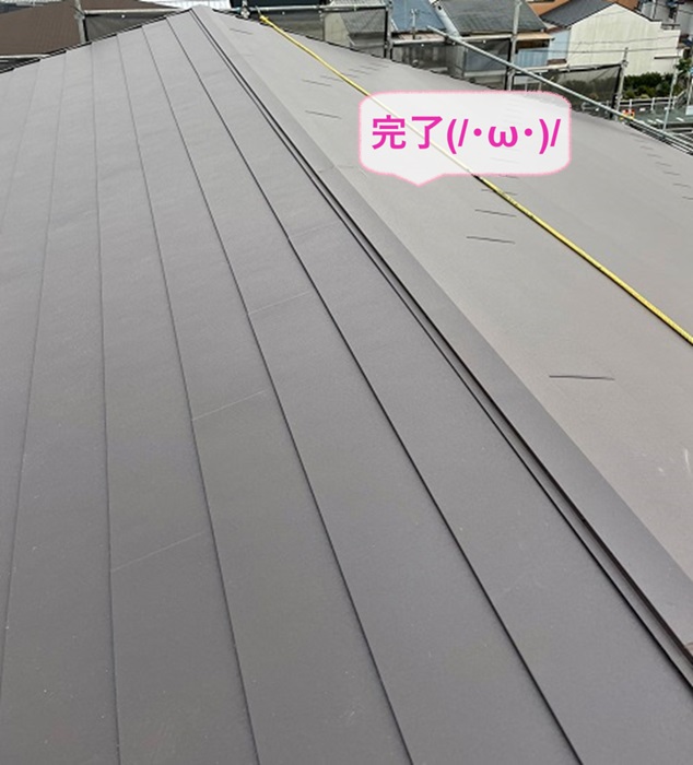 宝塚市でスーパーガルテクトを用いた屋根リフォームが完了した現場の様子